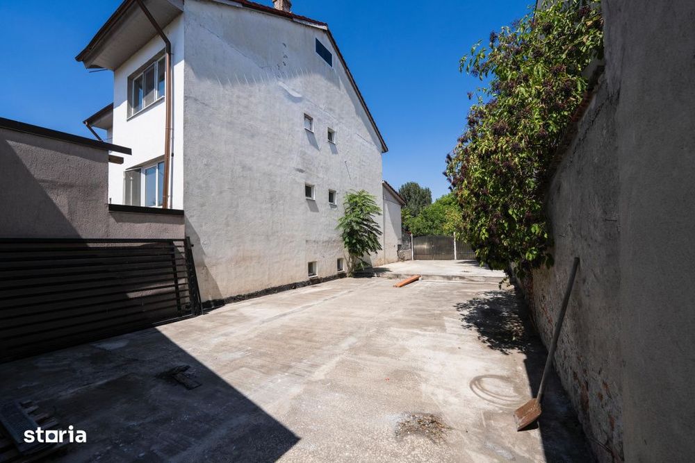 Spatiu comercial in statia de autobuz, stradal cu teren !