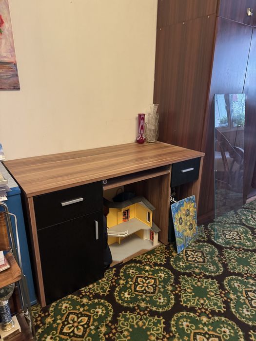 Офис Бюро Лешник с шкафове