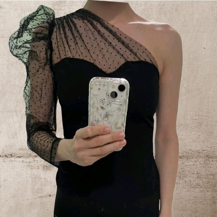 Top negru, cu un umăr gol, măsura L.