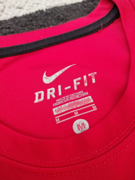 Червена Найк тениска