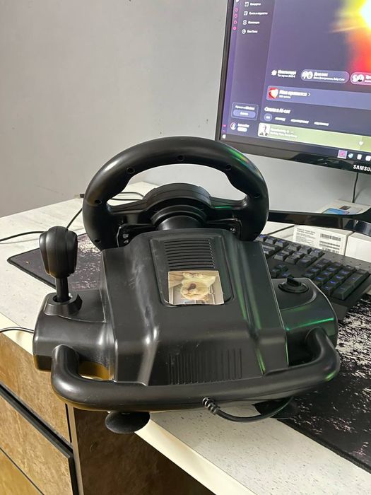 Игровой руль с педалями