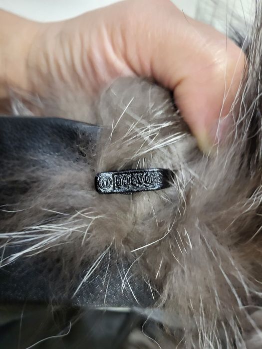 Vand haina de blana naturala 100% superba din vulpe( Silver Fox)autentica de o calitate  superioara deosebita si moderna. Sistem de închidere dasco.