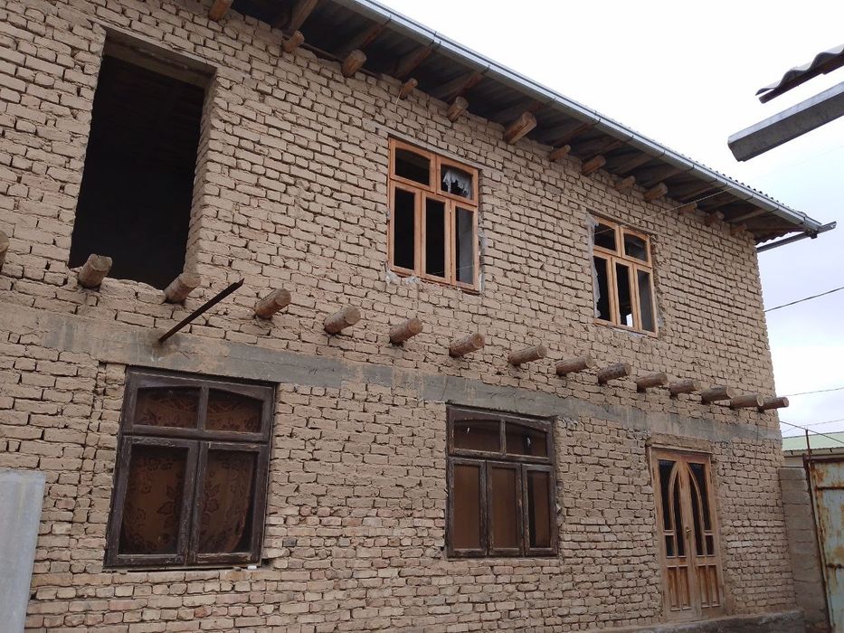 Yangiyoʻl tumanida joylashgan ezoz kfesi yonida zarilga sotilayabdi