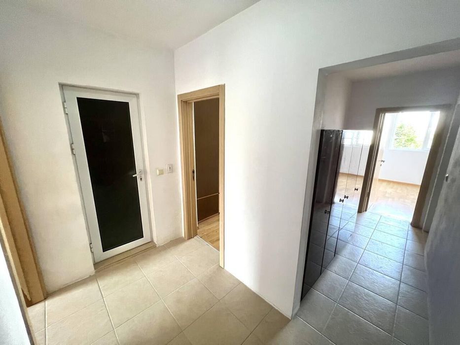 Дава се под наем Тристаен апартамент в Бургас, Лазур - 110 кв.м за 418.71 € - Снимка #1