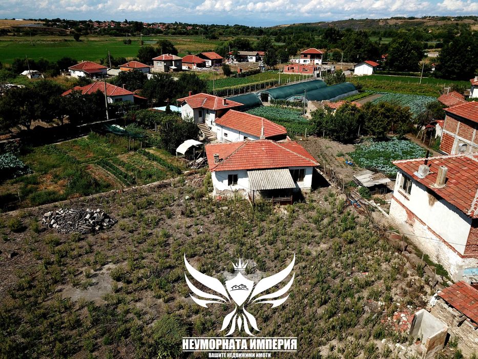 Продавам едноетажна къща с постройки 120РЗП с 997кв двор село Ахматово