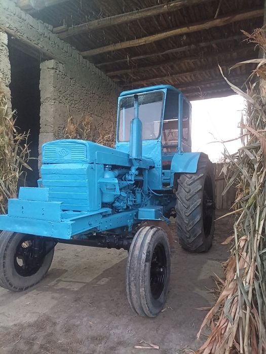 T 28 traktor sotiladi