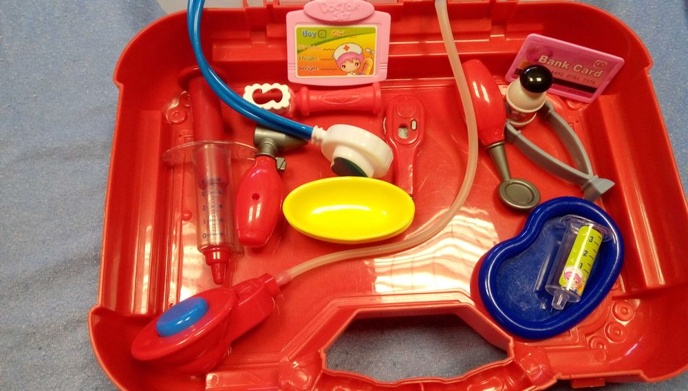 Играчки в кутия за ”чичо доктор” - медицински принадлежности