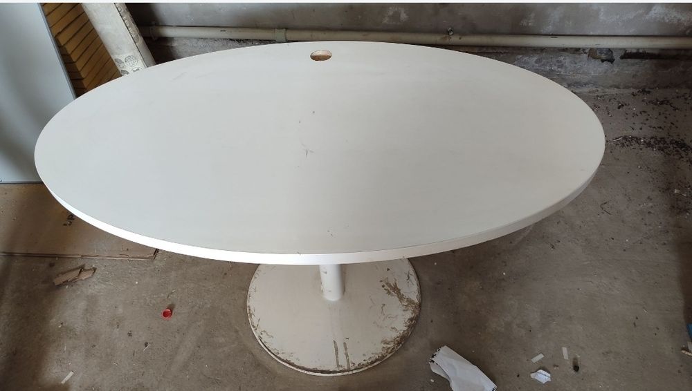 Овальный компьютерный стол