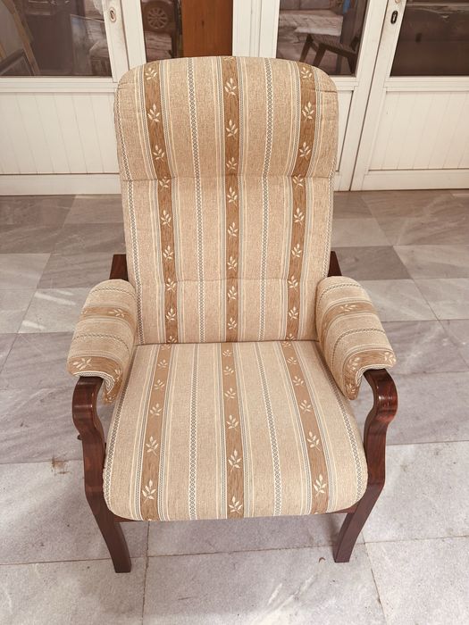 Удобно скандинавско кресло – масивно дърво, висок комфорт