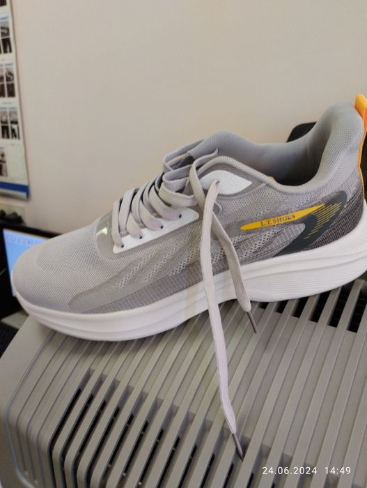 Кроссовки мужские.