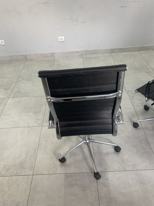 Qora ofis kreslosi sotiladi (zamonaviy, qulay)