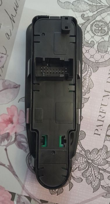 Бутон за ел. стъкла Peugeot Expert 3 и Citroen Jumpy 3
OEM номер: