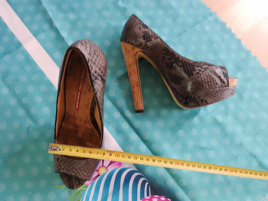Продавам дамски елегантни обувки на висок ток имитация змийска кожа.