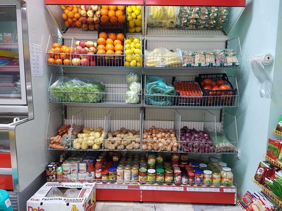 Метален стелаж с кошници за зеленчуци