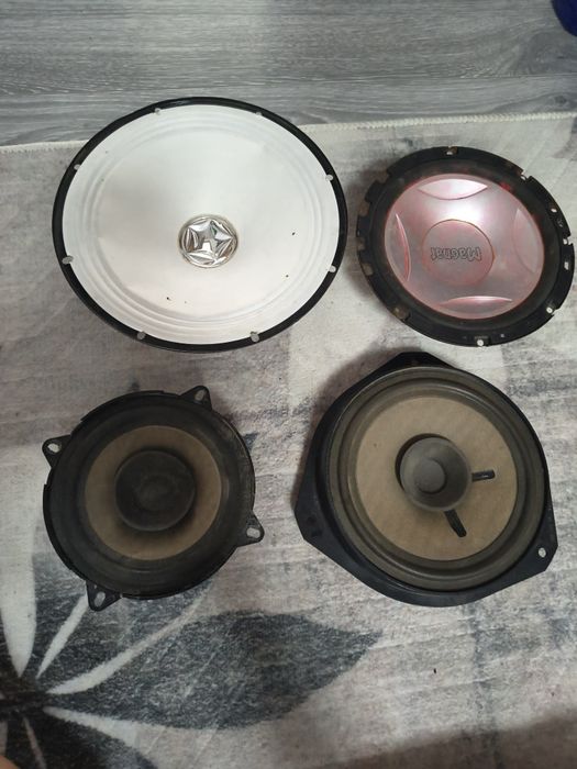4 difuzoare de mărimi diferite