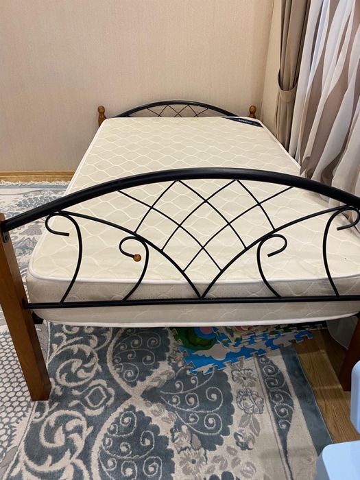 Продам кровать односпальную с матрасом