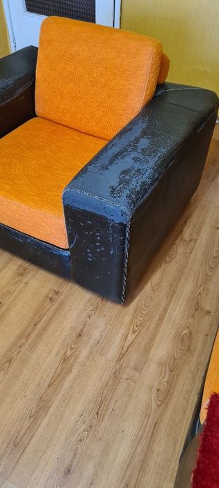 Диван с механизъм за спане и фотиол.
