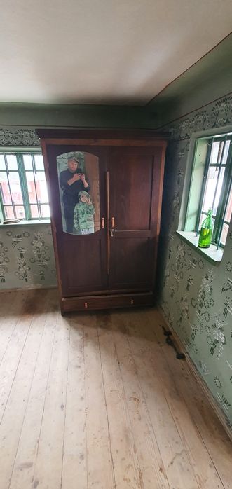 Șifonier din lemn masiv și pat din lemn masiv cu saltea de paie