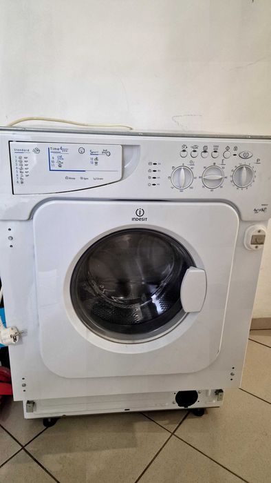 Пералня с сушилня за вграждане indesit