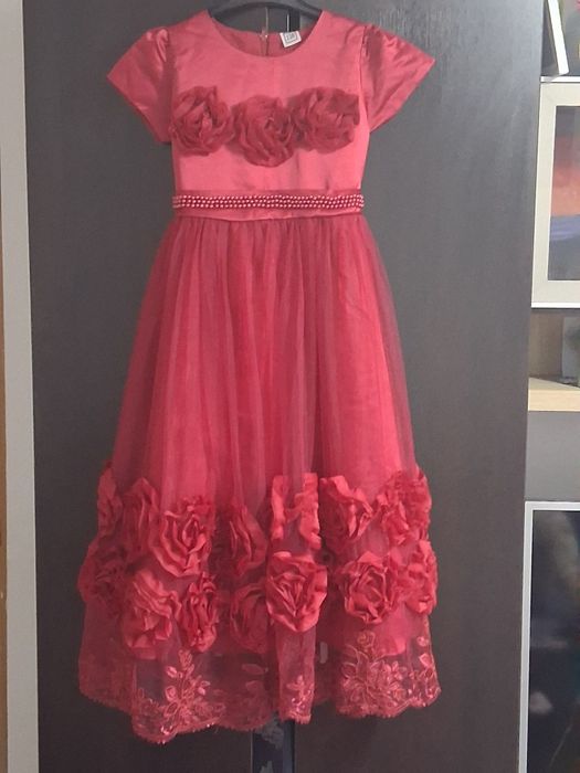 Rochiță roșie cu trandafiri ,vârstă 11 ani ,mărime 140-146.