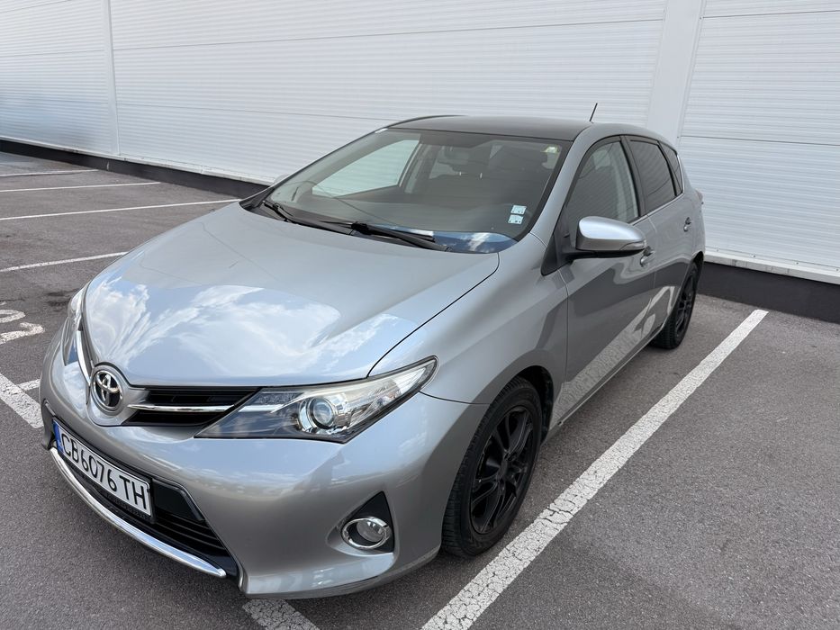 Тойота Аурис Toyota Auris бензин