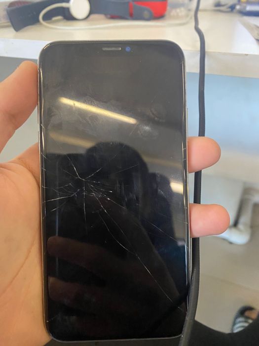 Продам Iphone. Х экране ест трещин