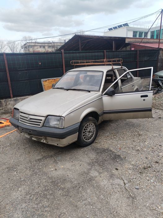 Opel Ascona  1.8s vând sau dezmembrez