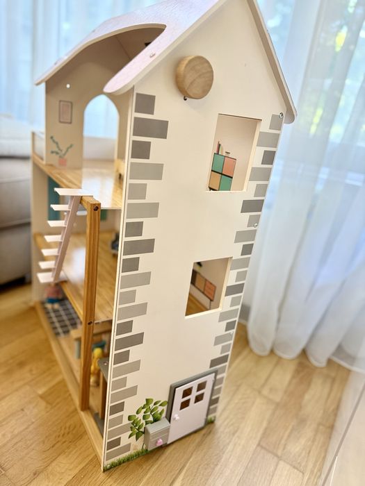 Дървена къща за кукли