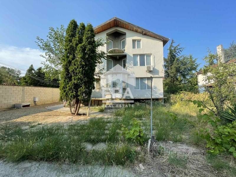 Самостоятелна триетажна къща с четири спални и три бани, с морска пано