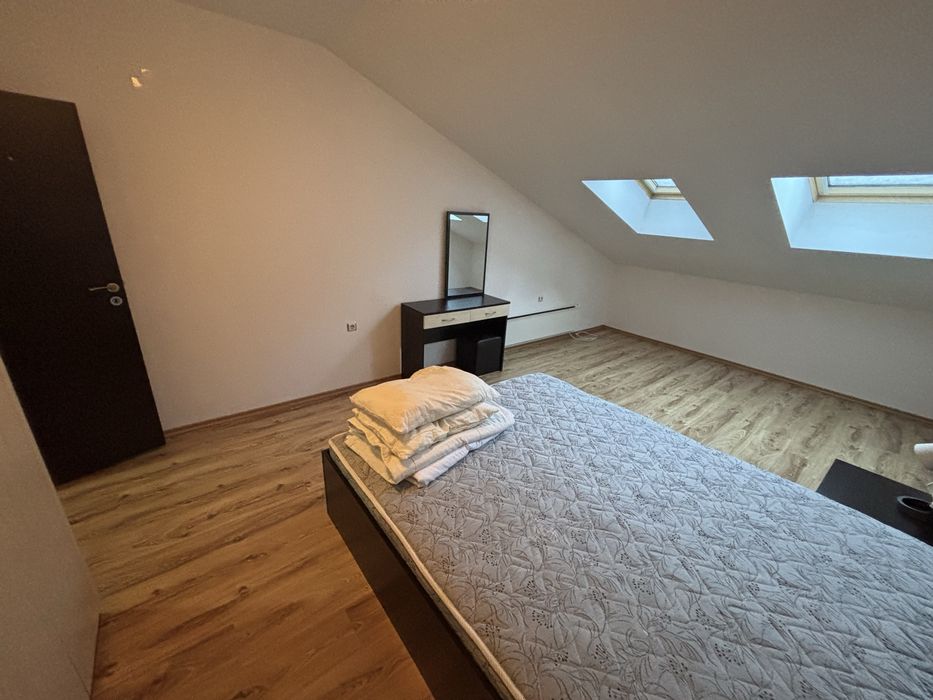 Просторен тристаен на метри от лифта