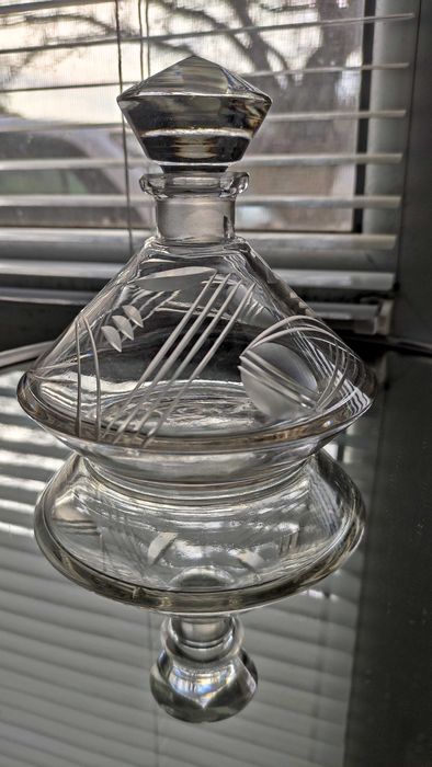 Малка кристална гарафка красива гравюра