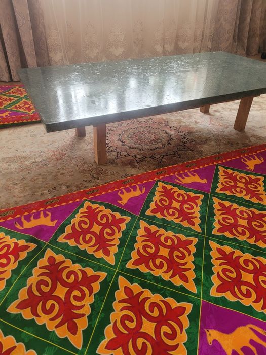 Стол мраморный, ножки деревянные