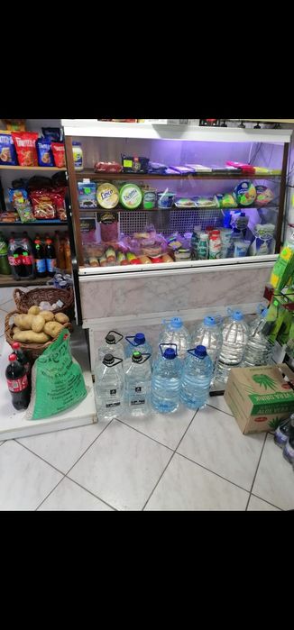 Vitrina de mezeluri si lactate