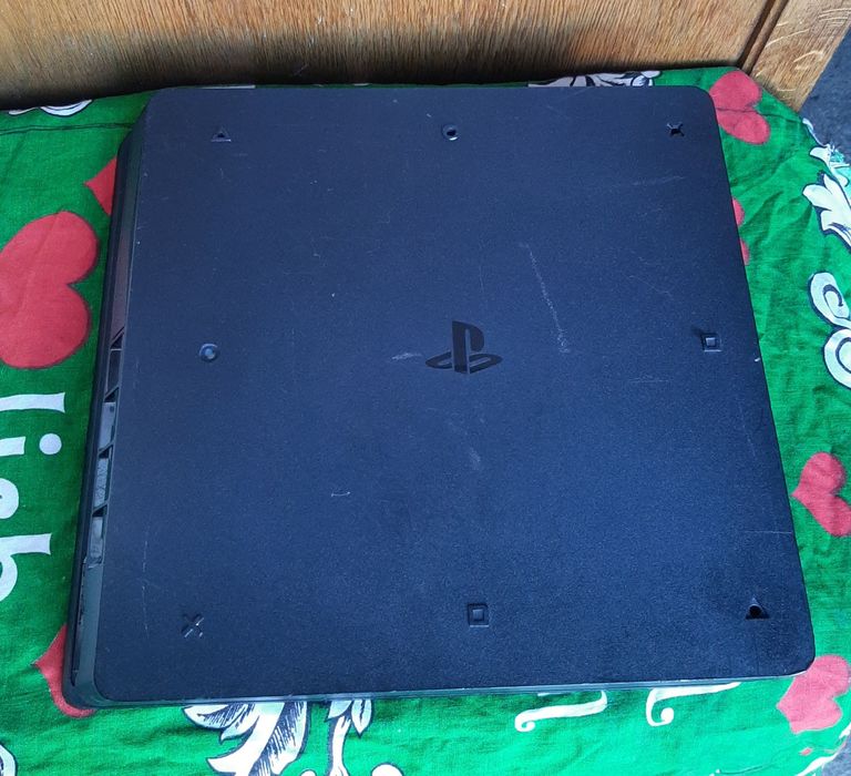 Vând PlayStation 4 slim în stare bună ps4
