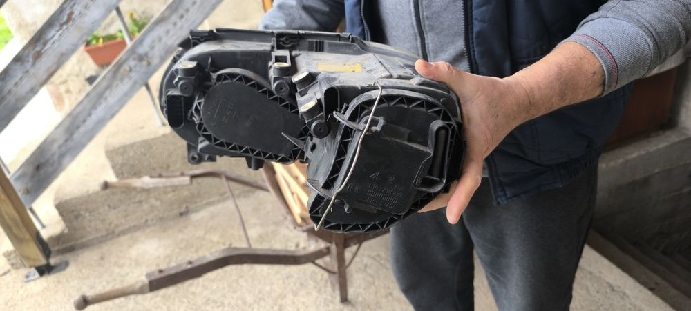 Десен фар за Туаран ( Touran )