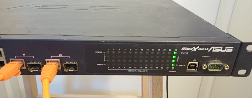 Router switch ASUS Gigax 2024x 2 porturi gigabit, 2 SFP, 24 porturi, stare ok