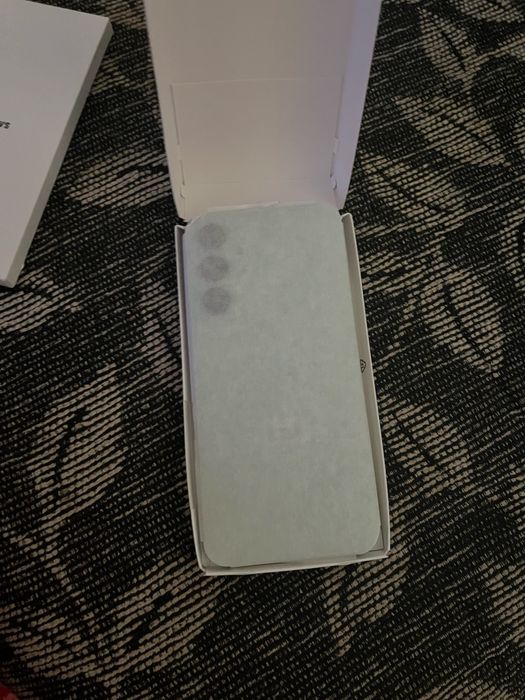 Самсунг А16 чист ново