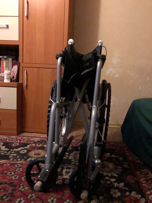 scaun cu rotile negru