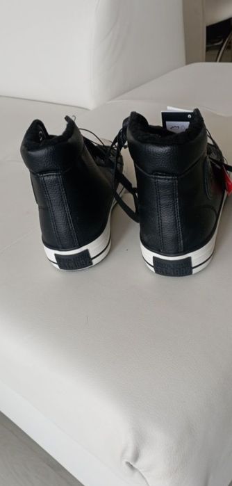 Vând ghete sport,produs de calitate mărimea 39,noi nouțe.