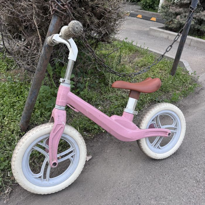 Розовый детский беговел