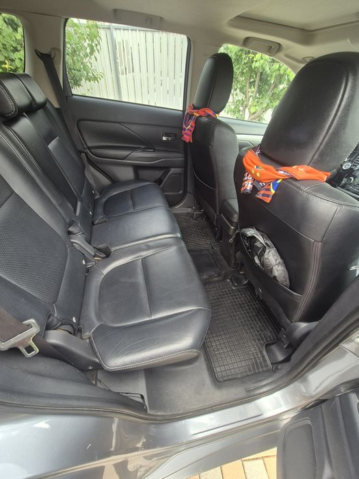 PROPRIETAR  Vând Mitsubishi Outlander.