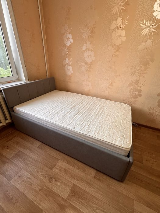 Продам кровать полутороспальную