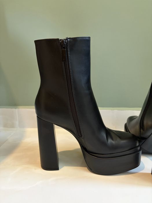 Нови боти с платформа и ток ZARA