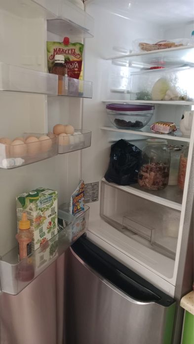 Холодильник серого цвета размером 2,0•60