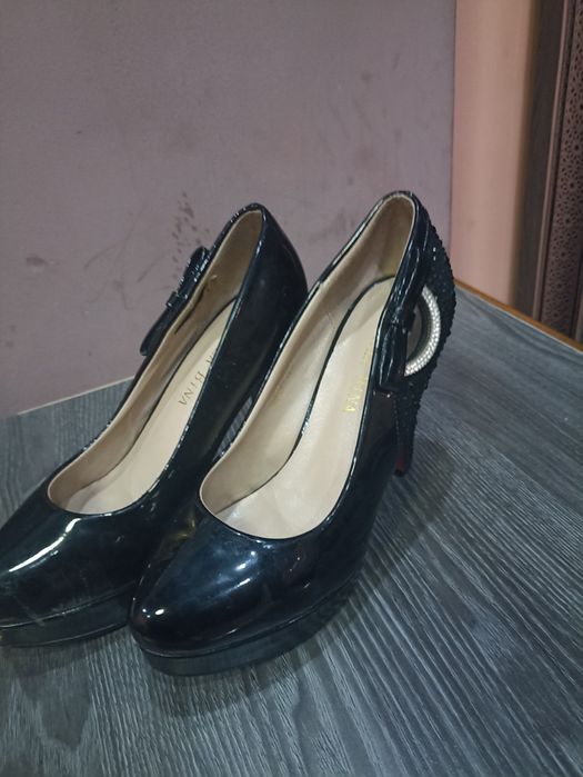 Qora tufli 37razmer holati oʻrtacha