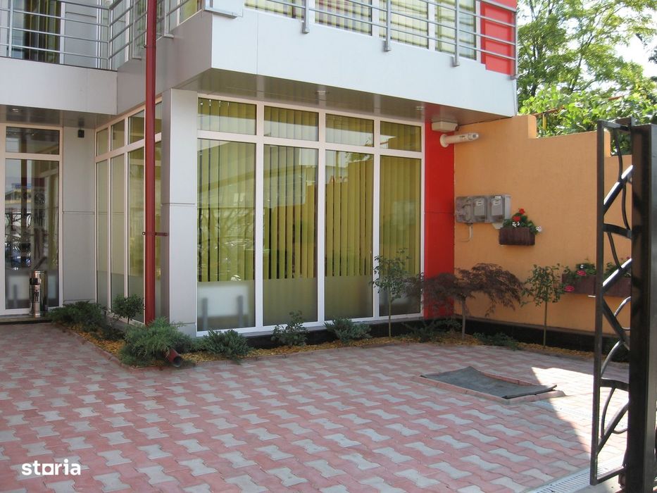 Vand spatiul comercial