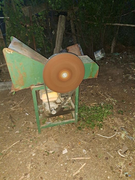 Vând tocătoare crengi pe benzină