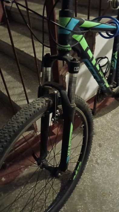 Vând bicicletă MTB Cross  în stare bună cu roți de 27.5 cu frâne pe saboți