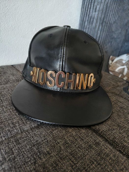 Șapcă cu litere metalice aurii-Moschino