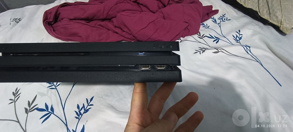 PlayStation 4 Pro 1 ТБ + 2 джойстика + игра + подписка PS PLUS ЛЮКС
